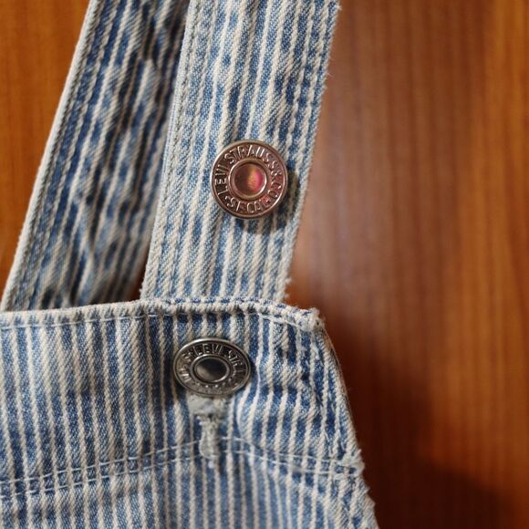 Levi’s Hickory Stripe Shortalls Overalls Crisscross Straps Juniors 13 NWT - Picture 2 of 16